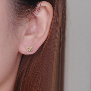 lotus gold earrings model view edgability