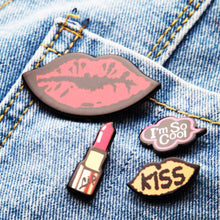 pout lipstick lips selfie brooch set model view edgability