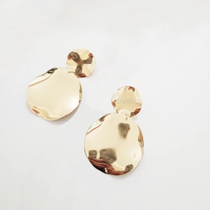 curved metallic gold earrings edgability top view