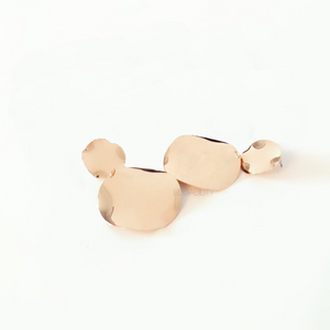 curved metallic gold earrings edgability angle view